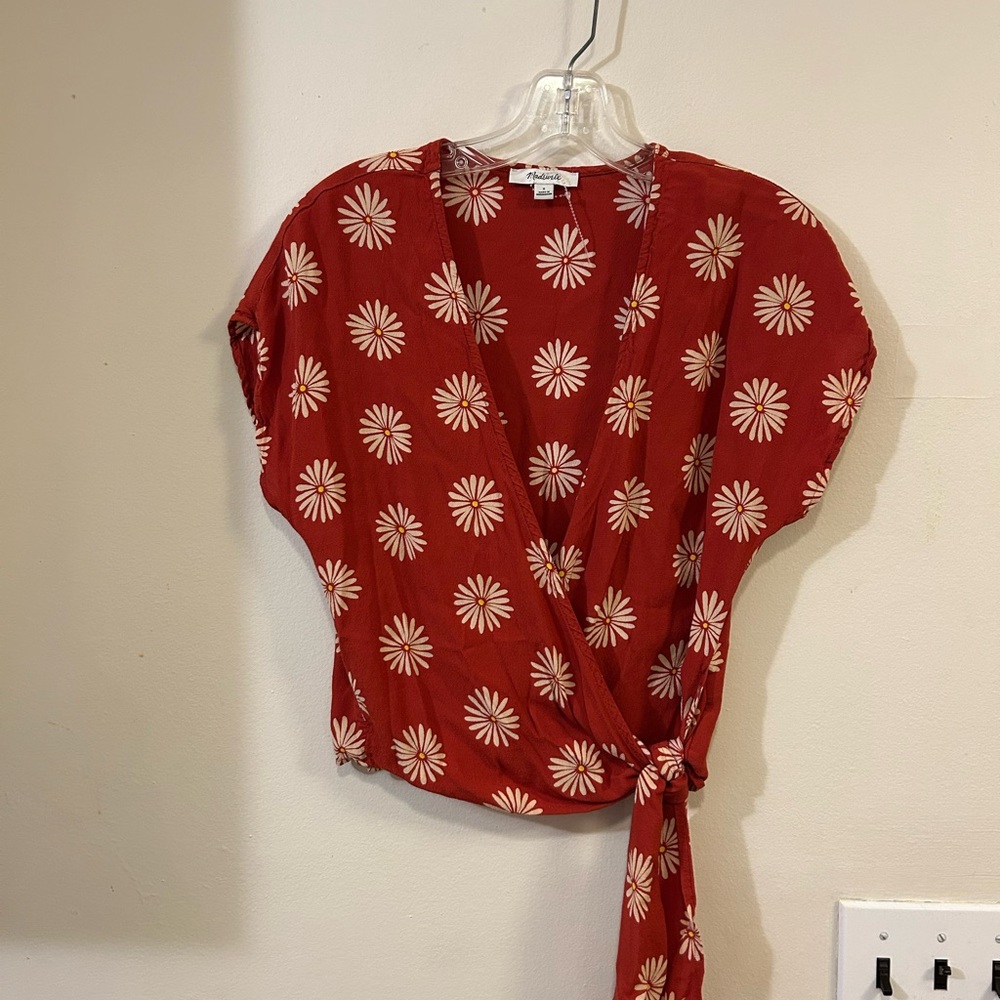 Madewell top daisies and cute tie detail